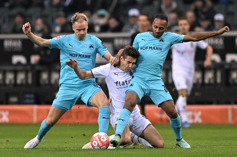 Fürths Haavard Nielsen und Julian Greennehmen den Gladbacher Florian Neuhaus in die Mangel