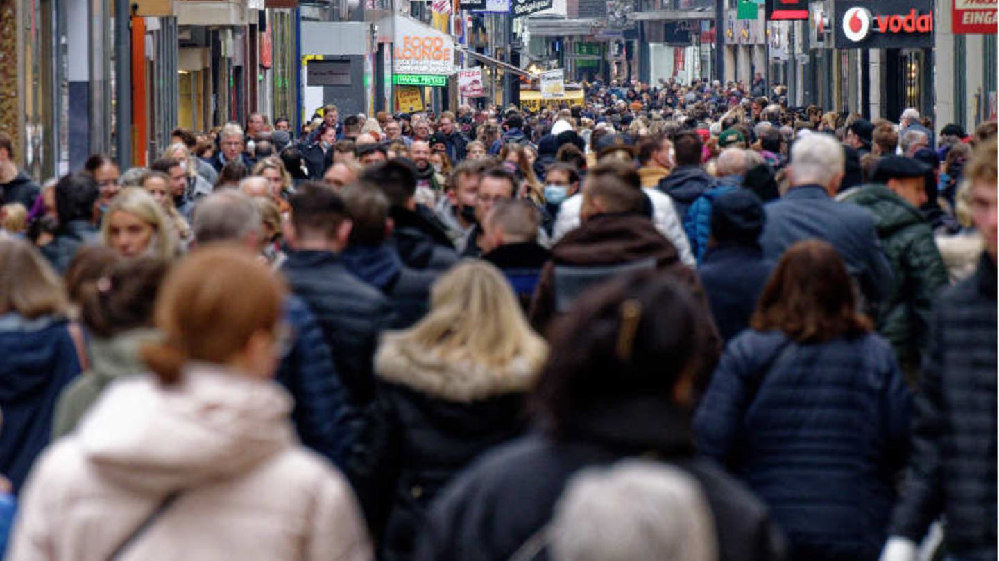 News vom Wochenende : Neuer Rekordwert: Inzidenz steigt unaufhaltsam