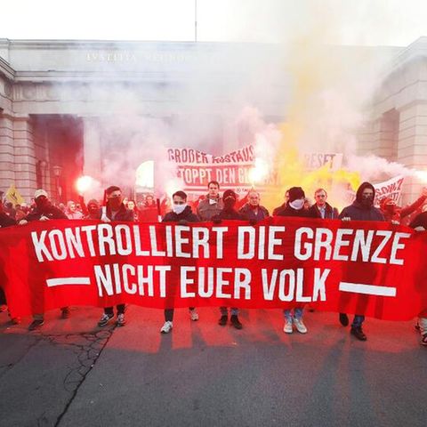 Österreich, Wien: Gegner der Maßnahmen gegen die Corona-Pandemie demonstrieren in Wien