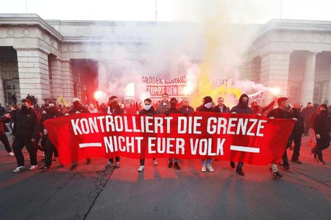 Österreich, Wien: Gegner der Maßnahmen gegen die Corona-Pandemie demonstrieren in Wien