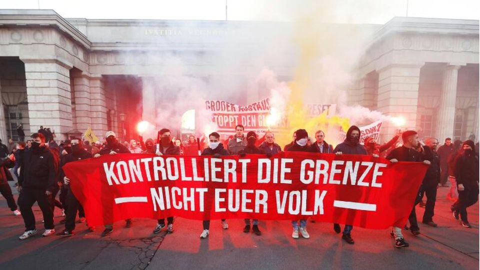 Österreich, Wien: Gegner der Maßnahmen gegen die Corona-Pandemie demonstrieren in Wien
