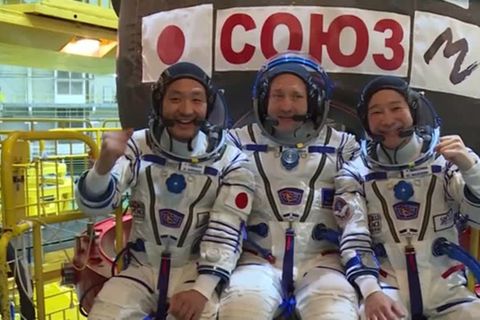 Video: Zu Tränen gerührt - japanische Weltraumtouristen vor dem Flug zur ISS