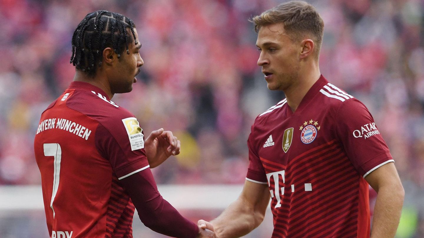 Serge Gnabry (l.) und Joshua Kimmich müssen offenbar für die Zeit in der Quarantäne auf ihr Gehalt verzichten
