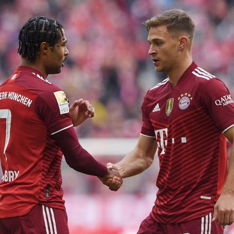 Serge Gnabry (l.) und Joshua Kimmich müssen offenbar für die Zeit in der Quarantäne auf ihr Gehalt verzichten
