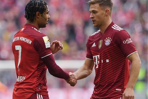 Serge Gnabry (l.) und Joshua Kimmich müssen offenbar für die Zeit in der Quarantäne auf ihr Gehalt verzichten