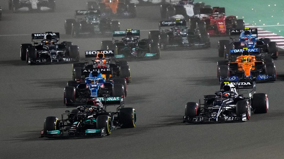Lewis Hamilton verteidigt beim Start den ersten Platz in Katar