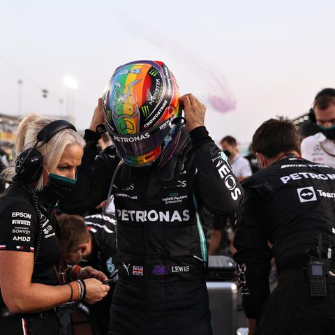 Lewis Hamilton fuhr in dem Emirat mit einem Helm in den Regenbogenfarben, um um die LGBTQ-Gemeinschaft zu unterstützen