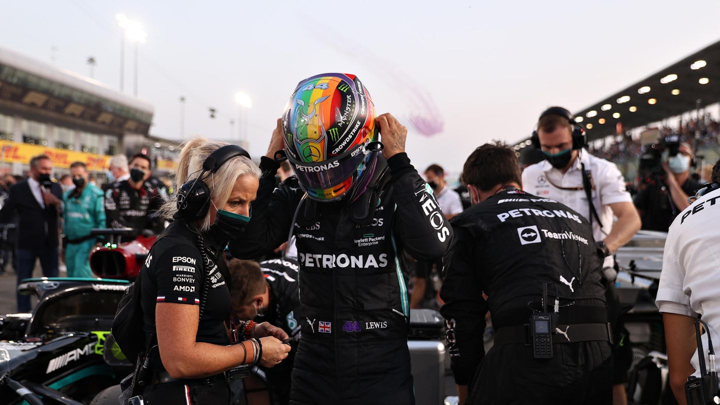 Lewis Hamilton fuhr in dem Emirat mit einem Helm in den Regenbogenfarben, um um die LGBTQ-Gemeinschaft zu unterstützen
