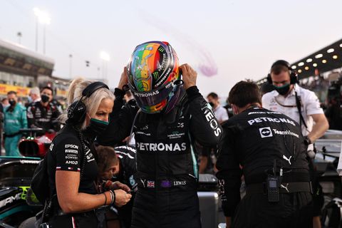 Lewis Hamilton fuhr in dem Emirat mit einem Helm in den Regenbogenfarben, um um die LGBTQ-Gemeinschaft zu unterstützen