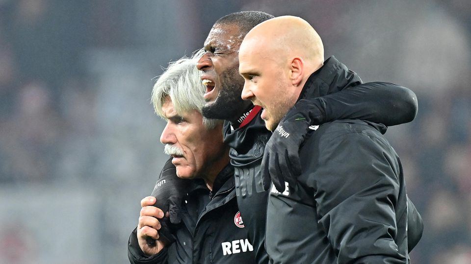 Anthony Modeste gibt den Schmerzensmann. Der Angreifer des 1. FC Köln war vom Mainzer Stefan Bell abgeräumt worden und humpelte – gestützt von zwei Helfern – vom Platz. Das Spiel endete 1:1 nebst einer deftigen Diskussion zwischen dem Kölner Co-Trainer Kevin McKenna und dem Mainzer Trainer Bo Svensson, die Schiedsrichter Deniz Aytekin dazu veranlasste, beiden Hitzköpfen eine gelbe Karte zu zeigen.