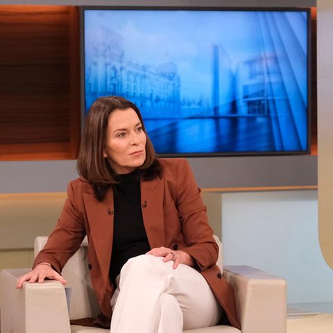 Moderatorin Anne Will (l.) hört Virologin Melanie Brinkmann zu