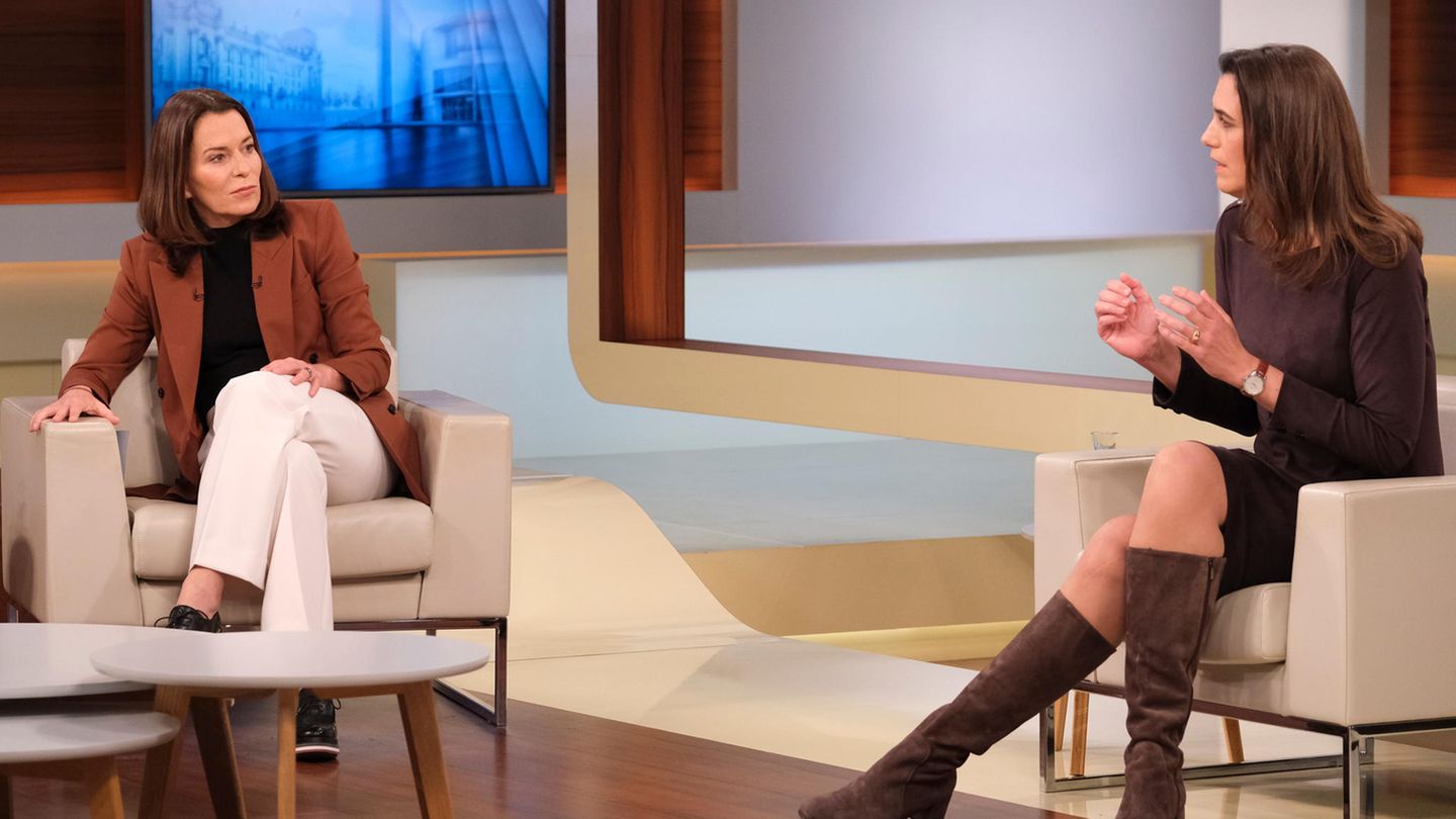 Moderatorin Anne Will (l.) hört Virologin Melanie Brinkmann zu