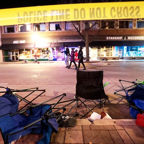 Umgestürzte Stühle liegen an der Hauptstraße