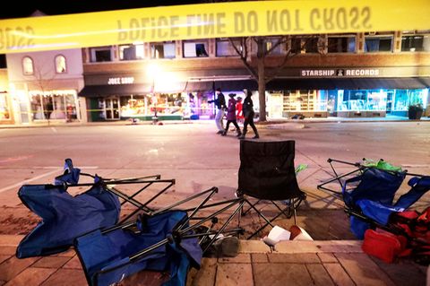 Umgestürzte Stühle liegen an der Hauptstraße