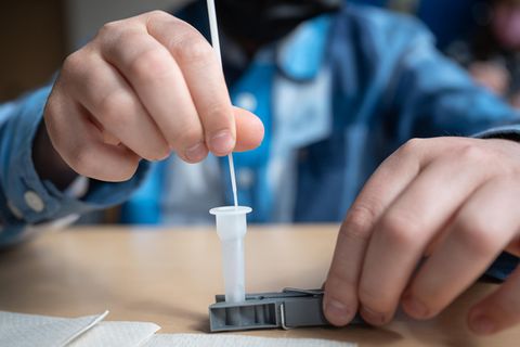 Coronavirus Schnelltests falsch-negative Ergebnisse: Eine Person macht einen Corona-Schnelltest
