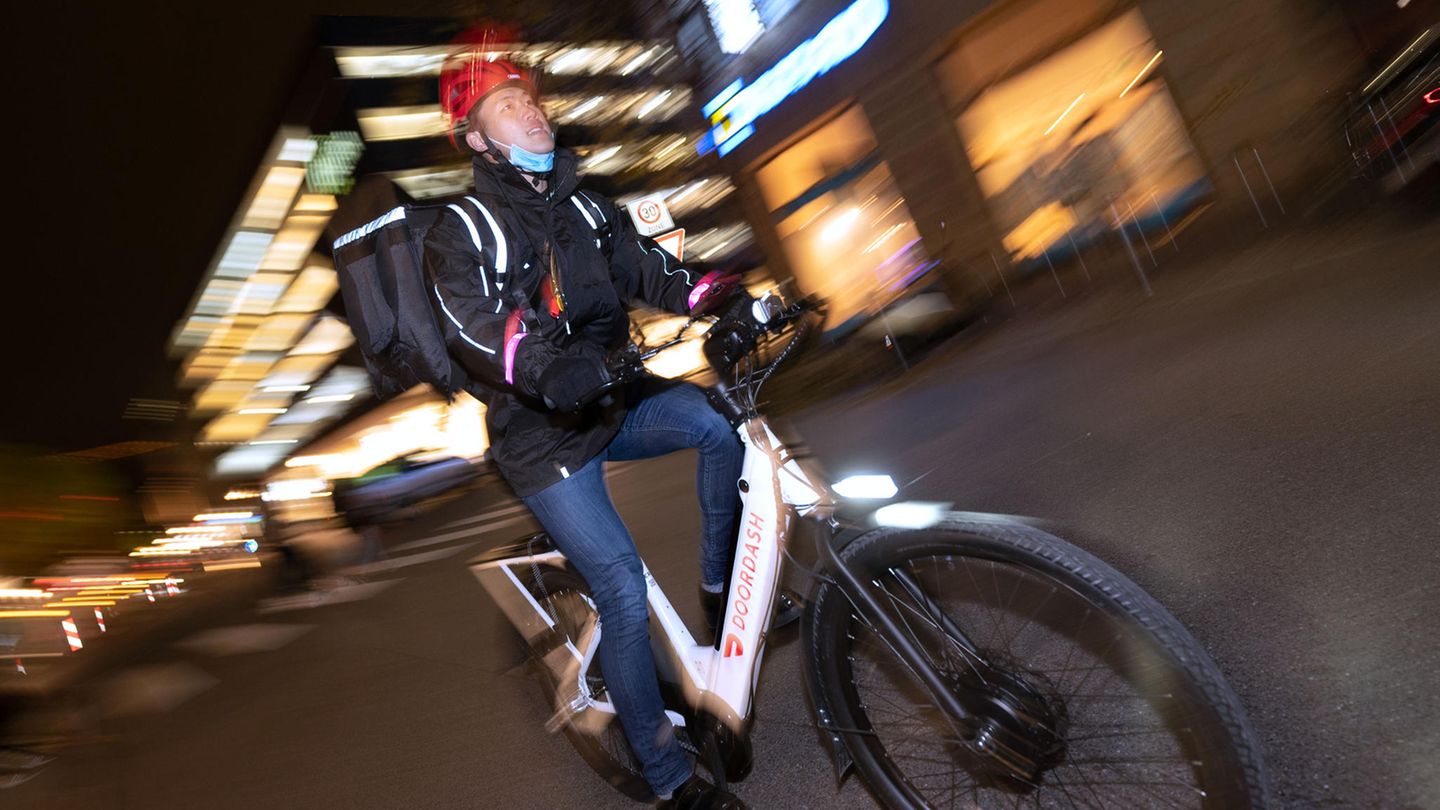 Andy Fang, Mitgründer von Doordash, auf Lieferdienstbike