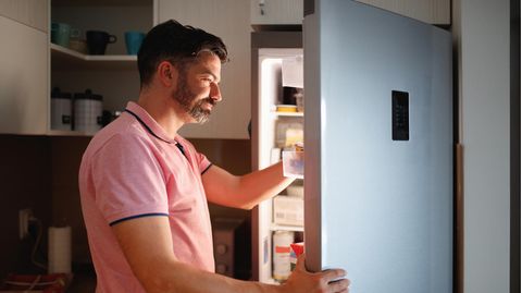 Mann am Kühlschrank