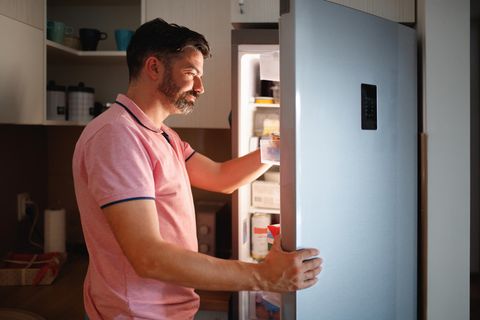 Mann am Kühlschrank