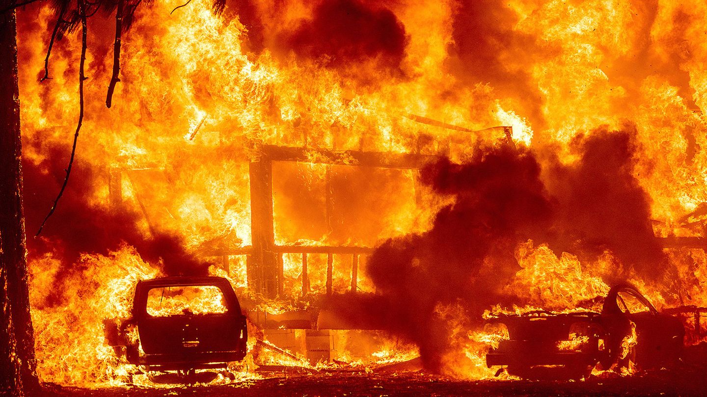 Сколько лет сгорело. Пожар Дикси в Калифорнии. Калифорнийский пожар 2018. Крупный пожар в городе Гринвилл.