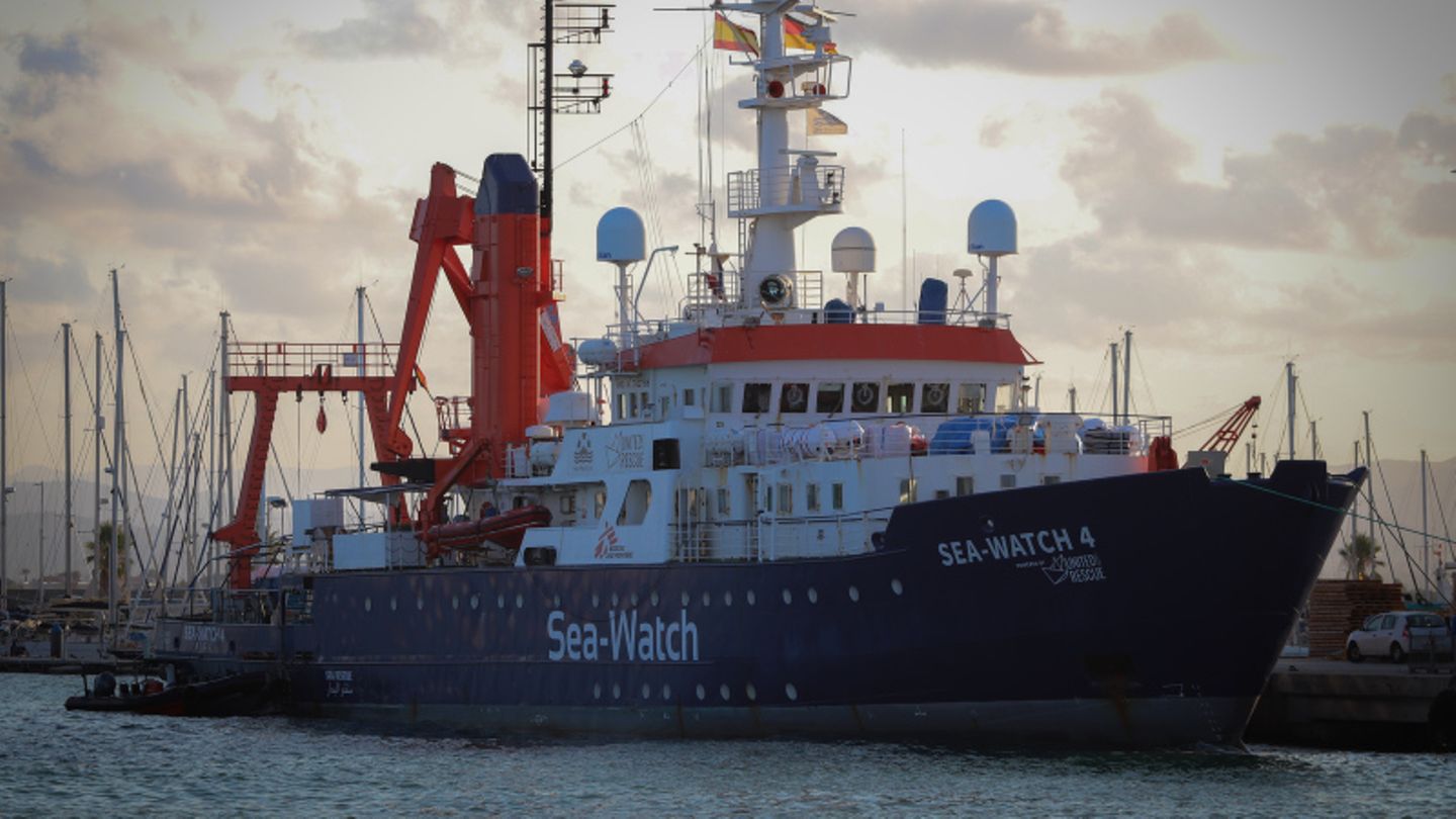 Das Rettungsschiff "Sea Watch 4" im Hafen von Burriana