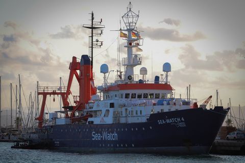Das Rettungsschiff "Sea Watch 4" im Hafen von Burriana