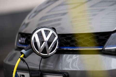 Ein Elektroauto lädt Strom