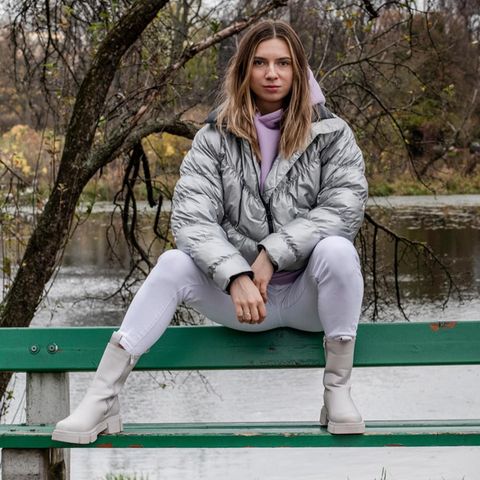 Kristina Timanowskaja auf einer Bank