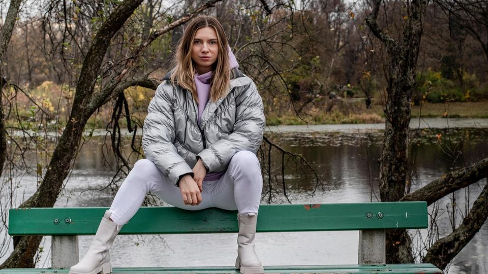 Kristina Timanowskaja auf einer Bank