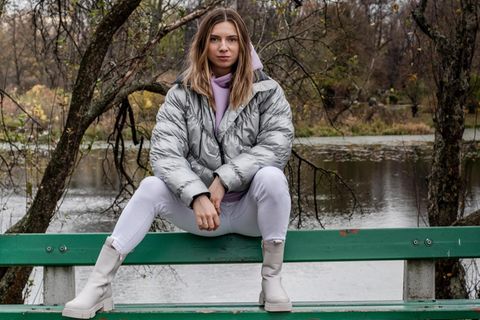 Kristina Timanowskaja auf einer Bank