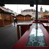 Innsbruck, Österreich. Eine Frau läuft über den wieder geschlossenen Christkindl Markt in der Innenstadt.