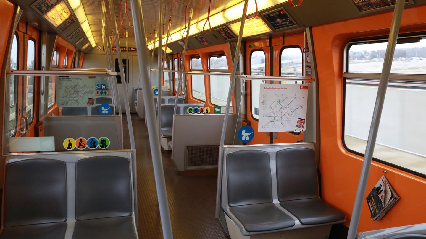 Wien, Österreich. Auch in der U-Bahn macht sich der Lockdown bemerkbar.