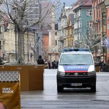 Innsbruck, Österreich. Ein Polizeiauto steht in der Fußgängerzone.