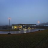 Ein Auto steht an einer Tankstelle kurz hinter der Grenze zwischen Deutschland und Österreich