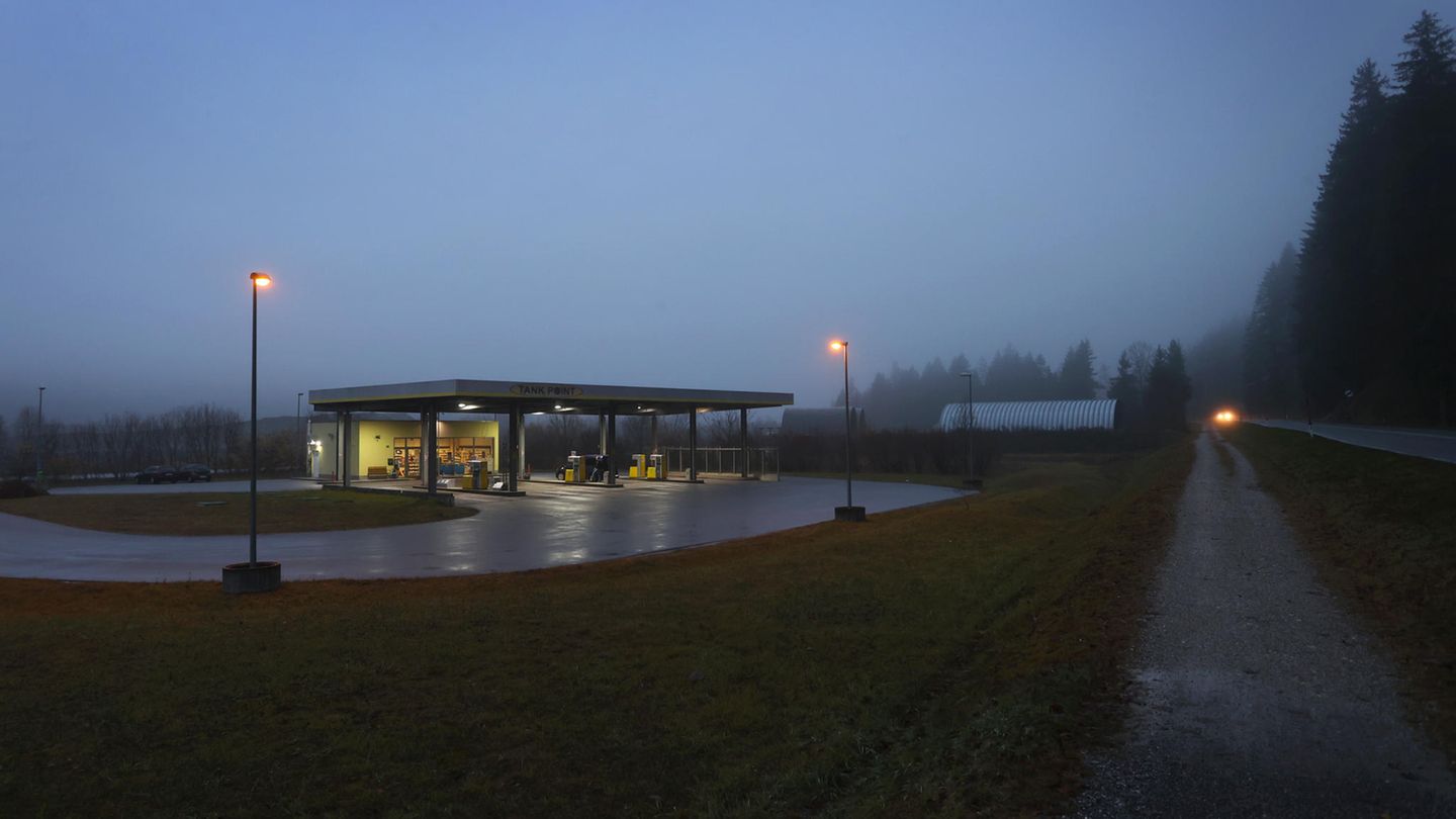 Ein Auto steht an einer Tankstelle kurz hinter der Grenze zwischen Deutschland und Österreich