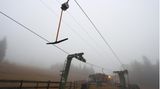 Von Nebel umgeben ist ein Schlepplift an einer Skipiste nahe Reutte