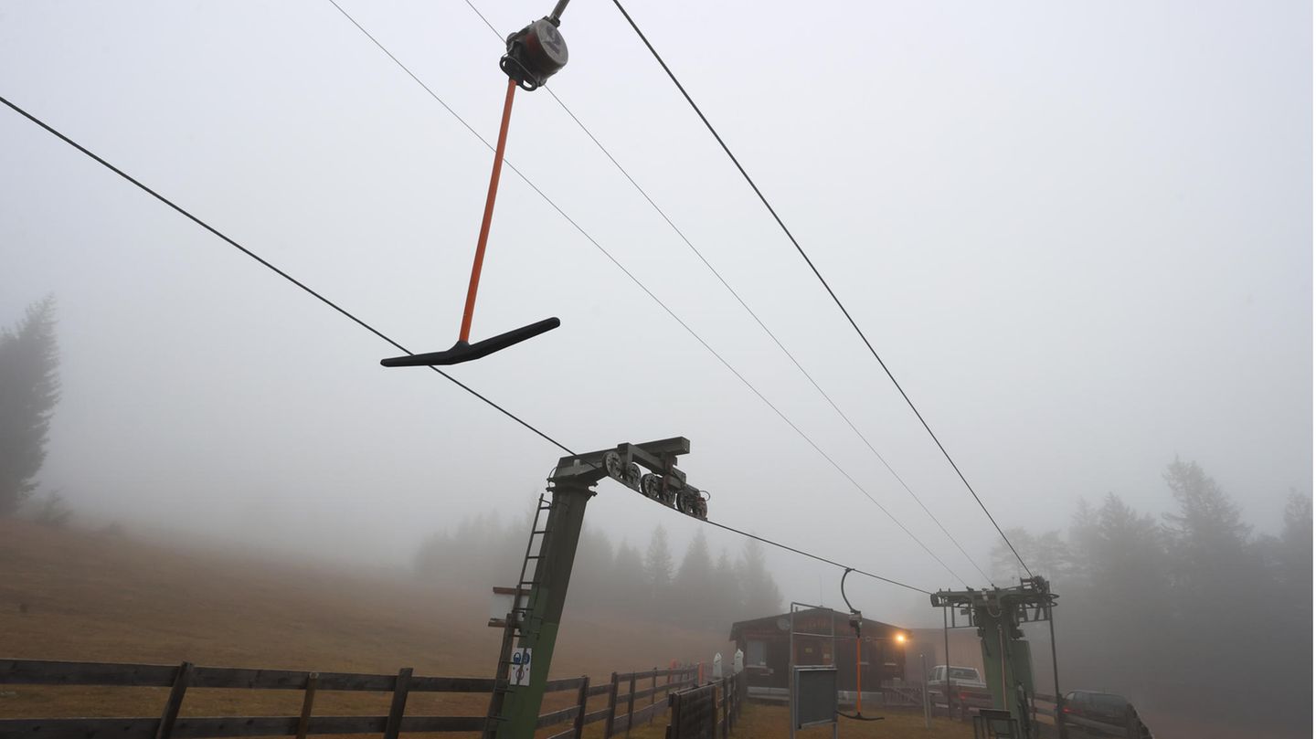 Von Nebel umgeben ist ein Schlepplift an einer Skipiste nahe Reutte