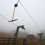 Von Nebel umgeben ist ein Schlepplift an einer Skipiste nahe Reutte