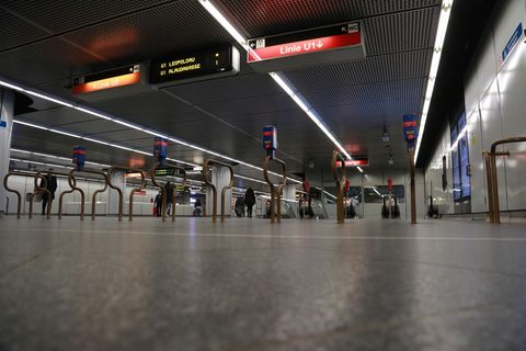 Wien, Österreich. Praktisch leergefegt: die U-Bahn-Station Stephansplatz.