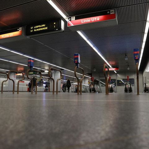 Wien, Österreich. Praktisch leergefegt: die U-Bahn-Station Stephansplatz.