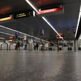 Wien, Österreich. Praktisch leergefegt: die U-Bahn-Station Stephansplatz.