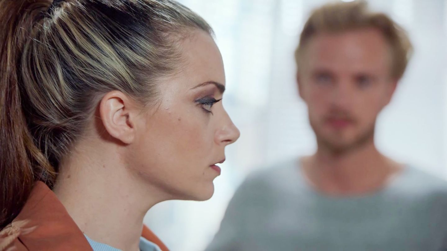 Beichte bei GZSZ: Emily (Anne Menden) ist geschockt, als sie von Paul (Nikas Osterloh) erfährt, dass er sie betrogen hat