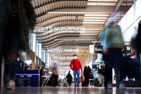 Menschen am Flughafen
