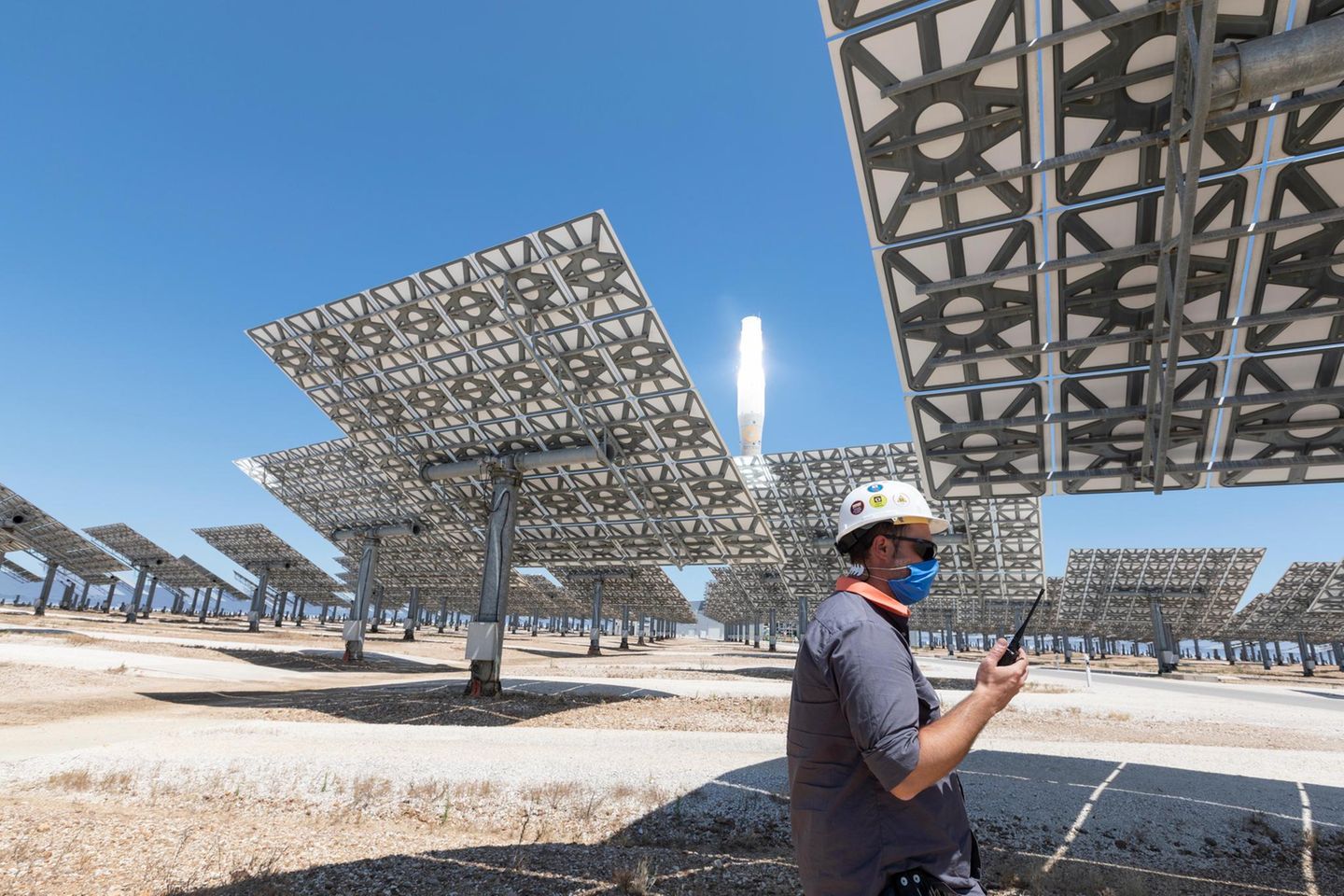 Spanien: Die grüne Revolution - Förderung durch EU Gelder (FINAL) >> Spanien Titel:Spanien nach der Krise Reporter Joachim Rienhardt. Gemasolar ist ein konzentrierendes Solarkraftwerk mit einem Schmelzsalz-W rmespeichersystem. Es befindet sich ... Mann inmitten der Stromkolonie