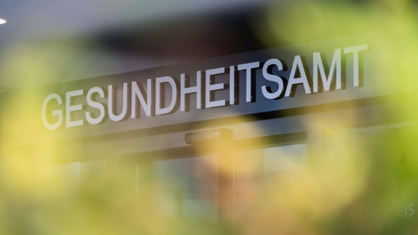 Gesundheitsamt Schriftzug vor einem Gebäude.