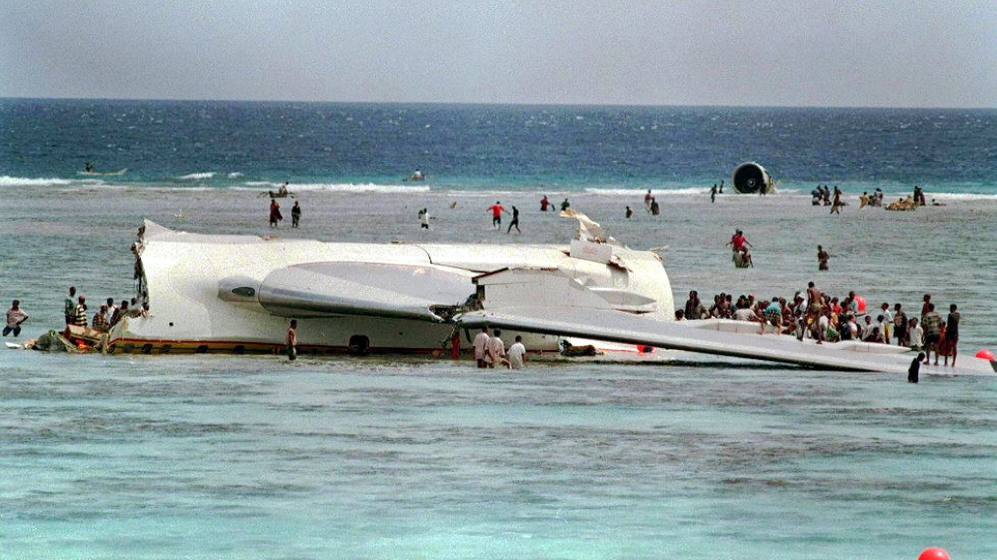 Rettungshelfer setzen die Bergungsarbeiten am Wrack der entführten Boeing 767 der Ethiopian Airlines fort