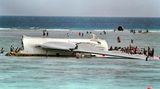 Rettungshelfer setzen die Bergungsarbeiten am Wrack der entführten Boeing 767 der Ethiopian Airlines fort