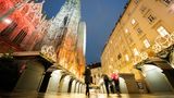 Wien, Österreich. Passanten gehen am Stephansdom und dem geschlossenen Weihnachtsmarkt vorbei.