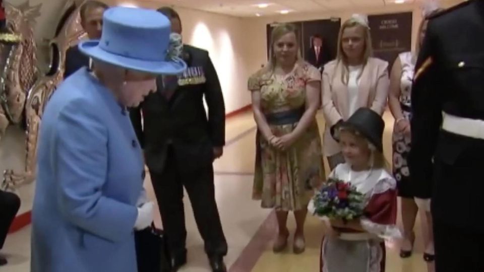 Queen Elizabeth geht viral: Mädchen überreicht ihr Blumen – plötzlich holt ein Soldat aus