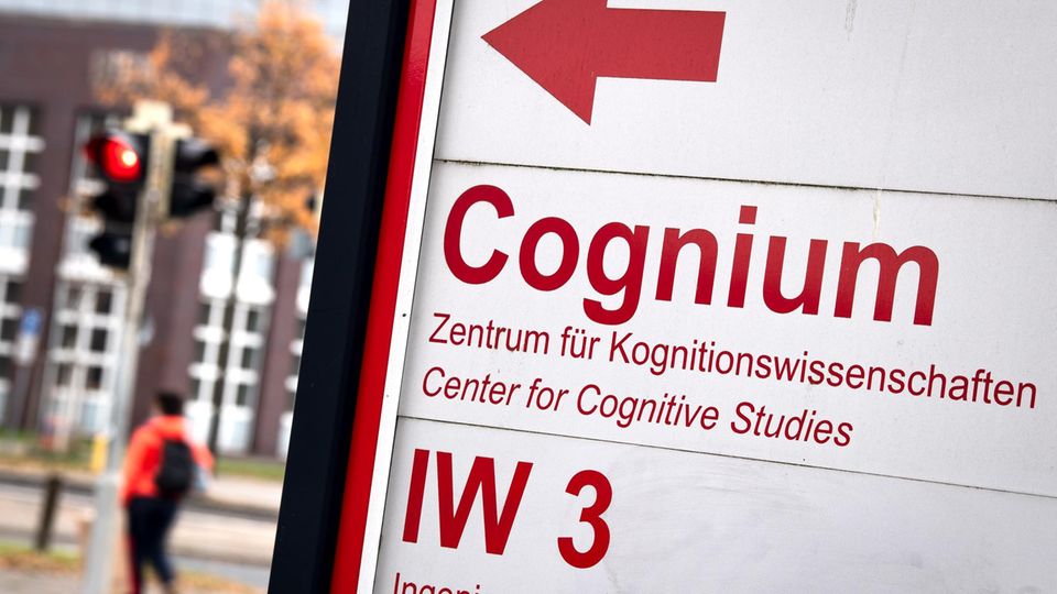 Ein Schild weist auf das Cognium einer Universität hin, indem die Neuro- und Kognitionswissenschaften ihren Sitz haben. Tierversuche gehören hier teils zur Hochschulausbildung.