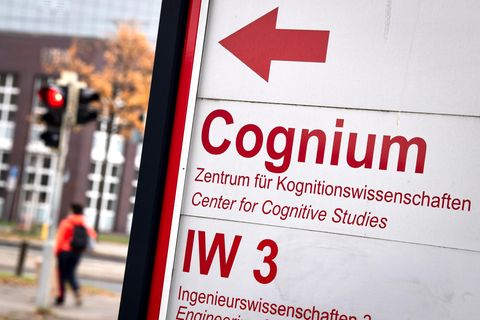 Ein Schild weist auf das Cognium einer Universität hin, indem die Neuro- und Kognitionswissenschaften ihren Sitz haben. Tierversuche gehören hier teils zur Hochschulausbildung.